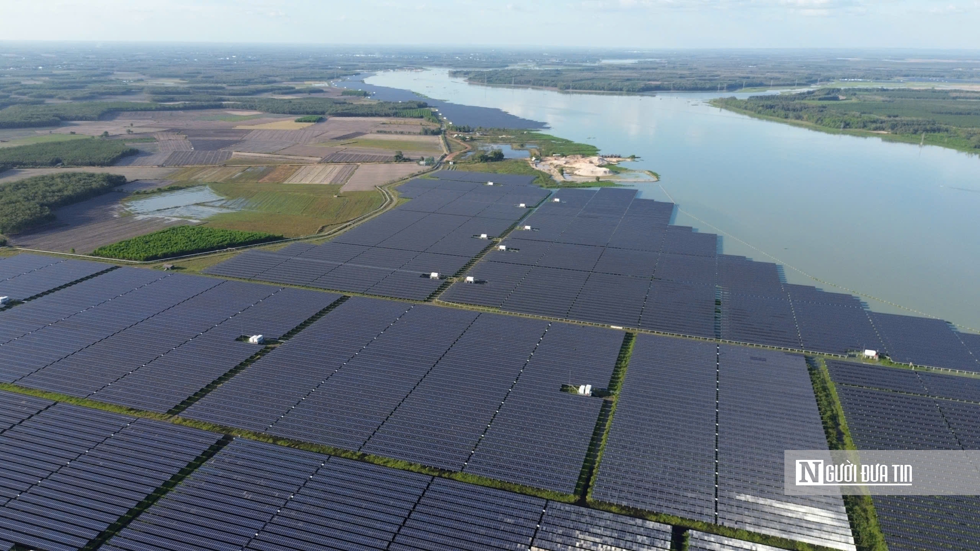 Cận cảnh “rừng pin” mặt trời trên hồ Dầu Tiếng - Ảnh 1.